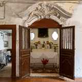 Il tempietto � introdotto da un frontone in tufo curvilineo finemente decorato purtroppo sbriciolato in pi� parti